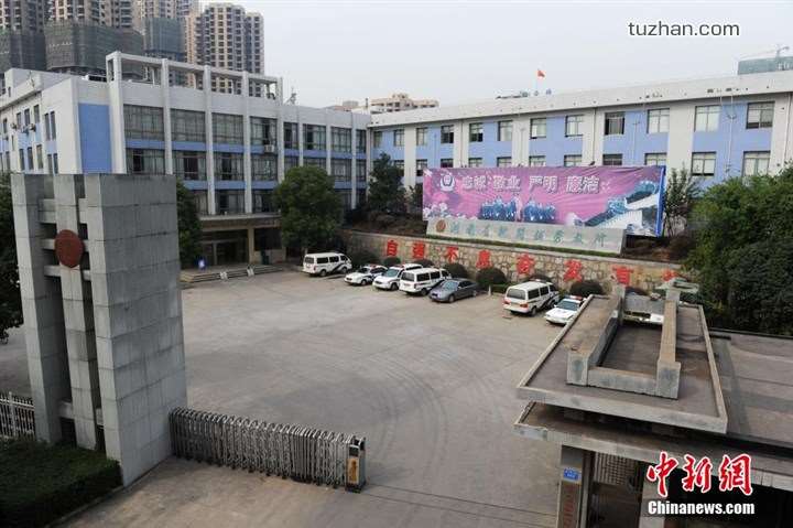長沙市坪塘勞動教養(yǎng)管理所采購我公司定制生產(chǎn)的11KW二用一備自來水加壓泵站一套，本設(shè)備供水范圍為5公里，供水人數(shù)為3600人，目前本自來水加壓泵站運行平穩(wěn)，高效節(jié)能，受到了管理所的一致好評！